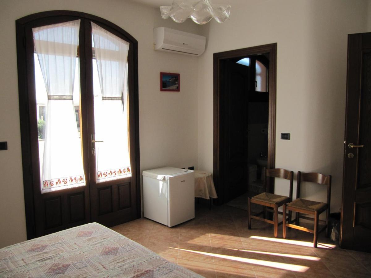 مبيت وإفطار Uras Il Portico المظهر الخارجي الصورة